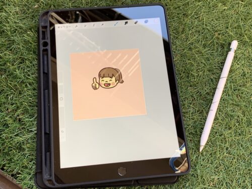 「iPad」の「procreate」というソフトでイラストを描きます。