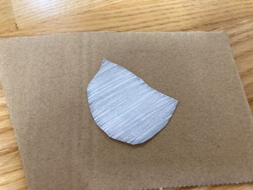 セロハンテープを輪っかにして紙を厚紙に貼り付けます。