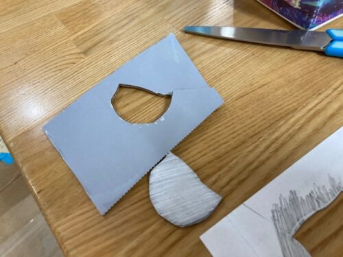 厚紙をハサミで切ります。