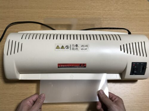 ラミネーターに通す