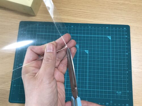 線の角をハサミで切る